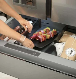 CAFE Réfrigérateur 27,8 pi3 36 po Acier inoxydable Congélateur en bas, Portes françaises - CVE28DP2NS1