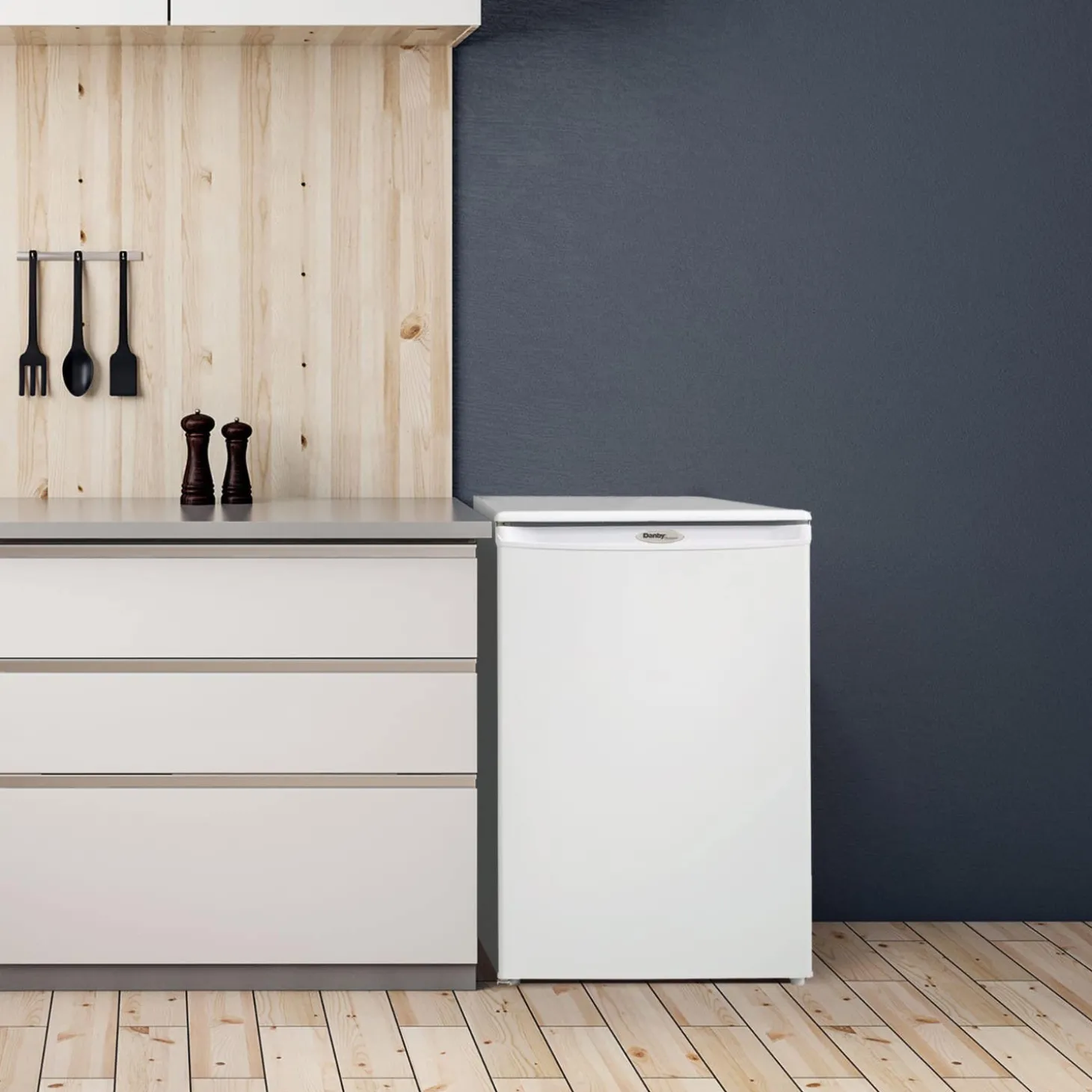 DANBY Congélateur 4,3 pi3, Blanc, Vertical, 24" - DUFM043A2WDD