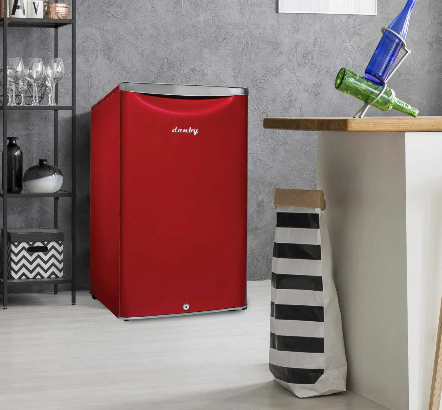 DANBY Réfrigérateur 4,4 pi3 21 po Rouge Compact - DAR044A6LDB