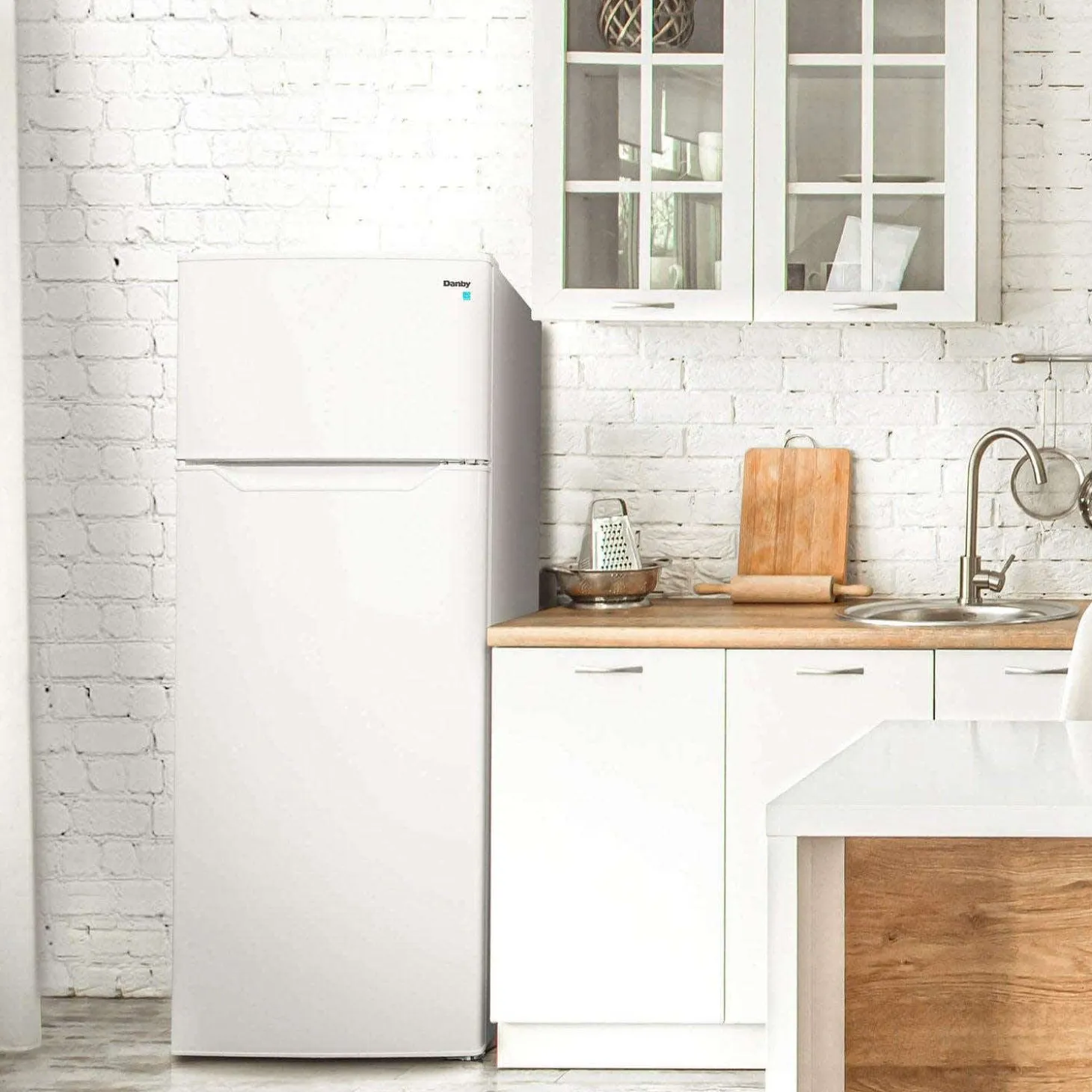 DANBY Réfrigérateur 7,4 pi3 22 po Blanc Congélateur en haut - DPF074B2WDB-