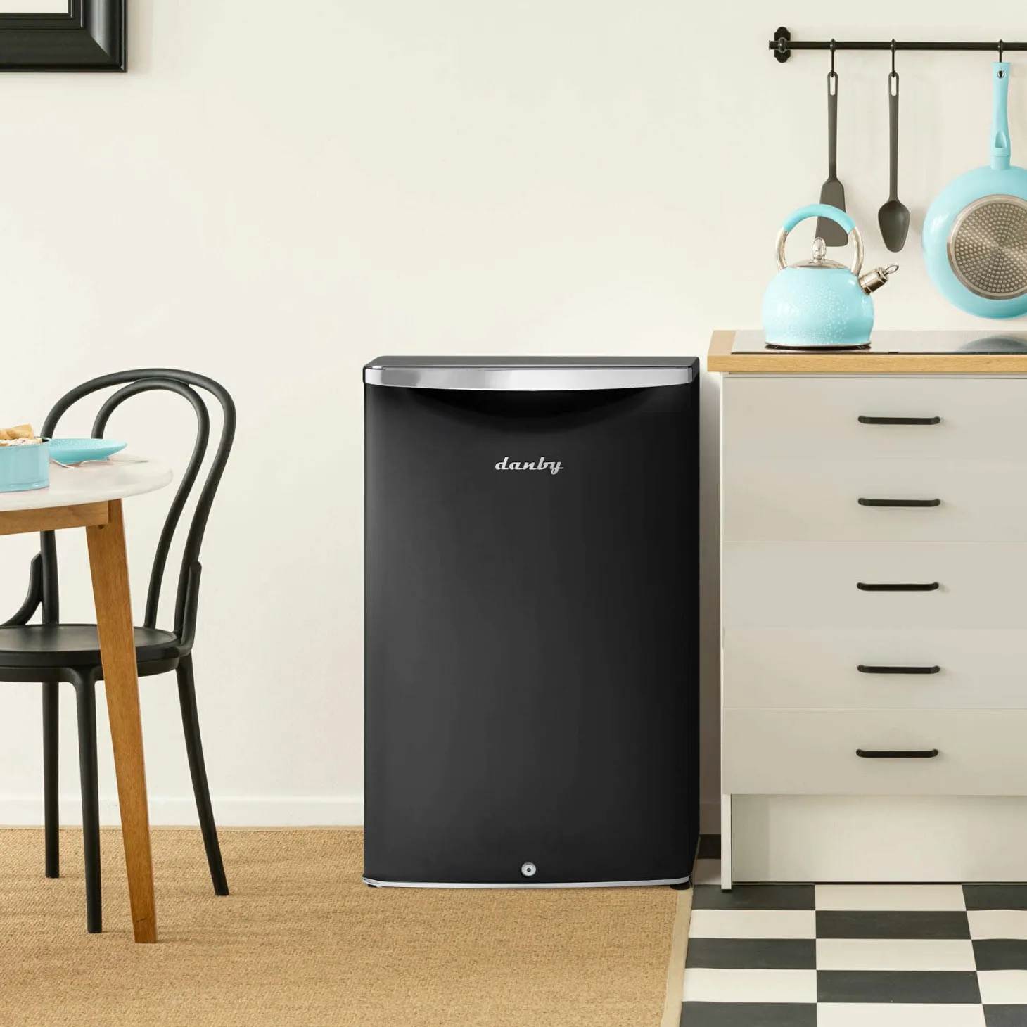 DANBY Réfrigérateur 4,3 pi3 Noir Compact - DAR044A6MDB