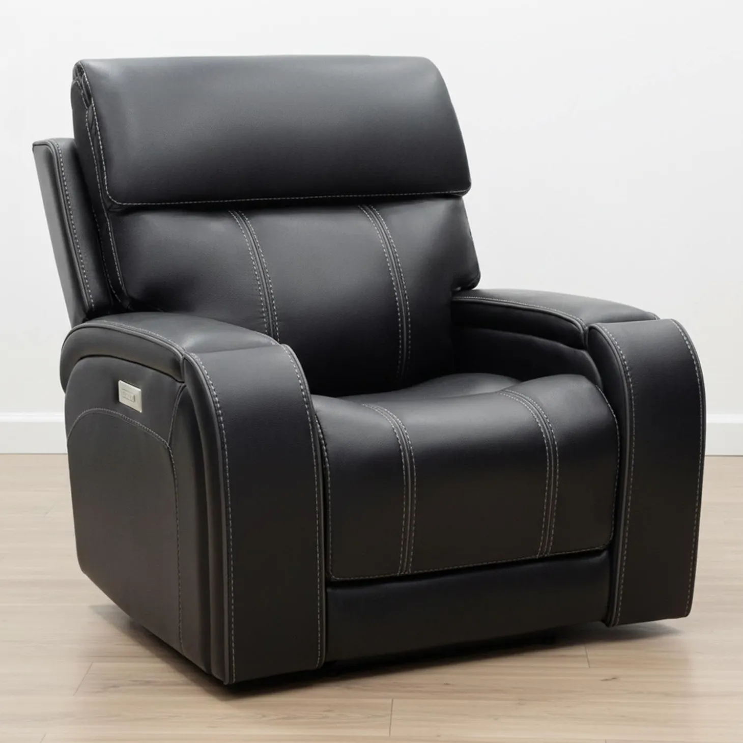 Fauteuil inclinable électrique avec appui-tête ajustable, commandes rétractables et système de son immersif