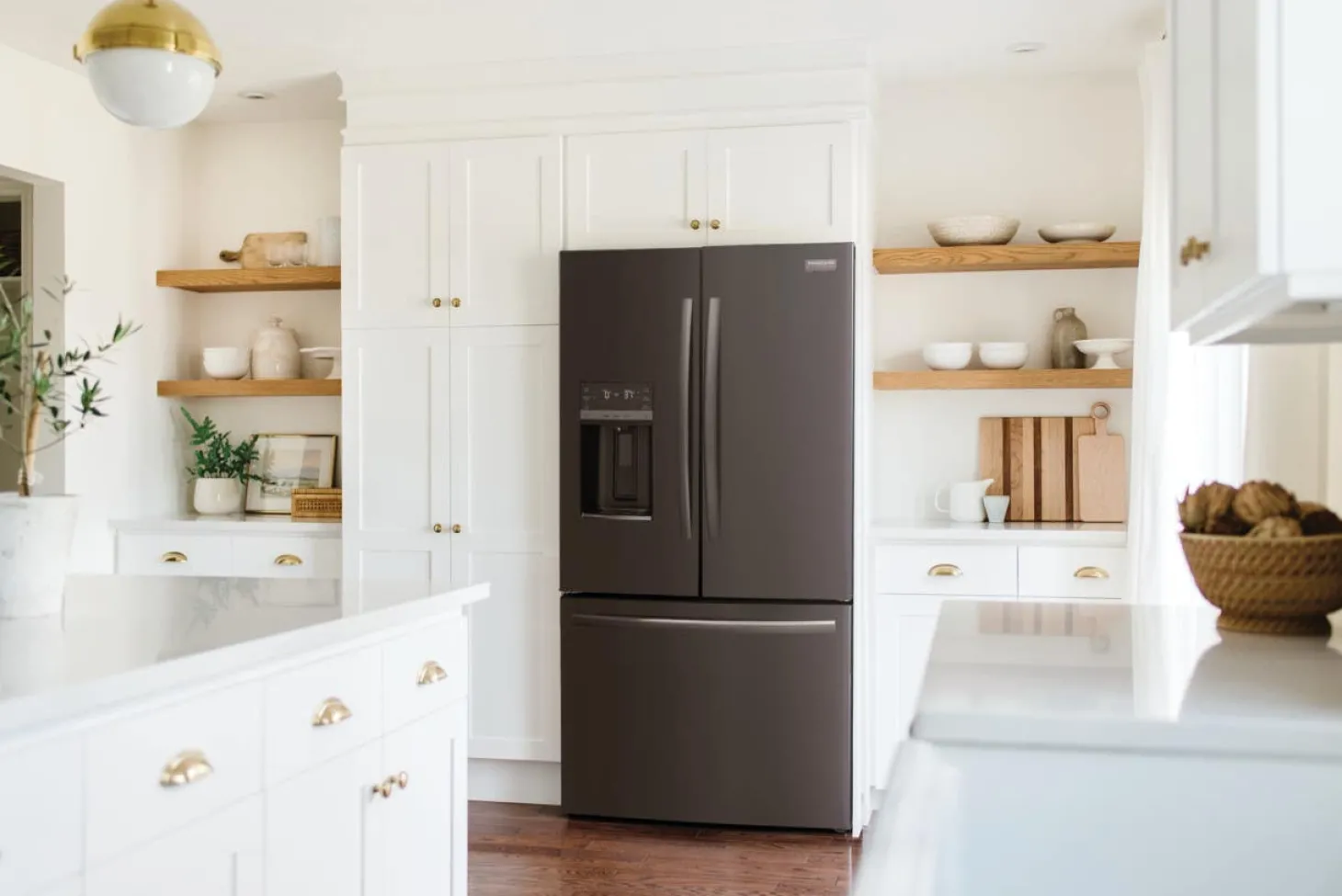FRIGIDAIRE GALLERY Réfrigérateur 27,8 pi3 36 po Inox noir Congélateur en bas, Portes françaises - GRFS2853AD