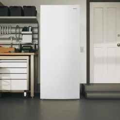 FRIGIDAIRE Réfrigérateur vertical prêt pour le garage 16 pi Blanc Tout réfrigérateur - FRAE1626AW