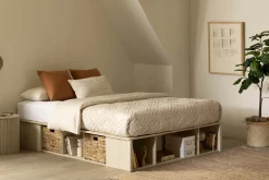 Grand lit avec paniers de rangement (60