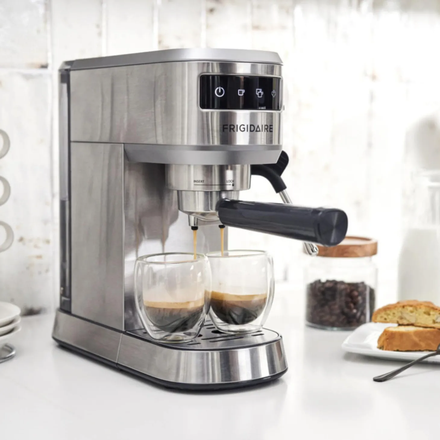 Machine à café expresso à vapeur Frigidaire - FREM100SS